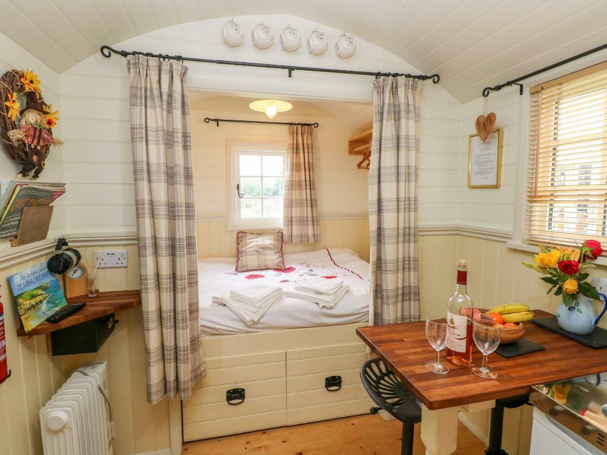 Shepherds Hut - The Crook Milford Haven Buitenkant foto