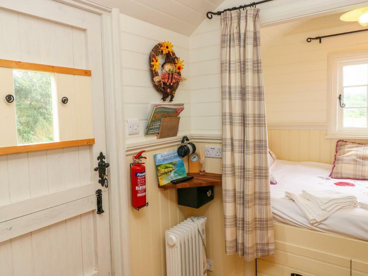 Shepherds Hut - The Crook Milford Haven Buitenkant foto